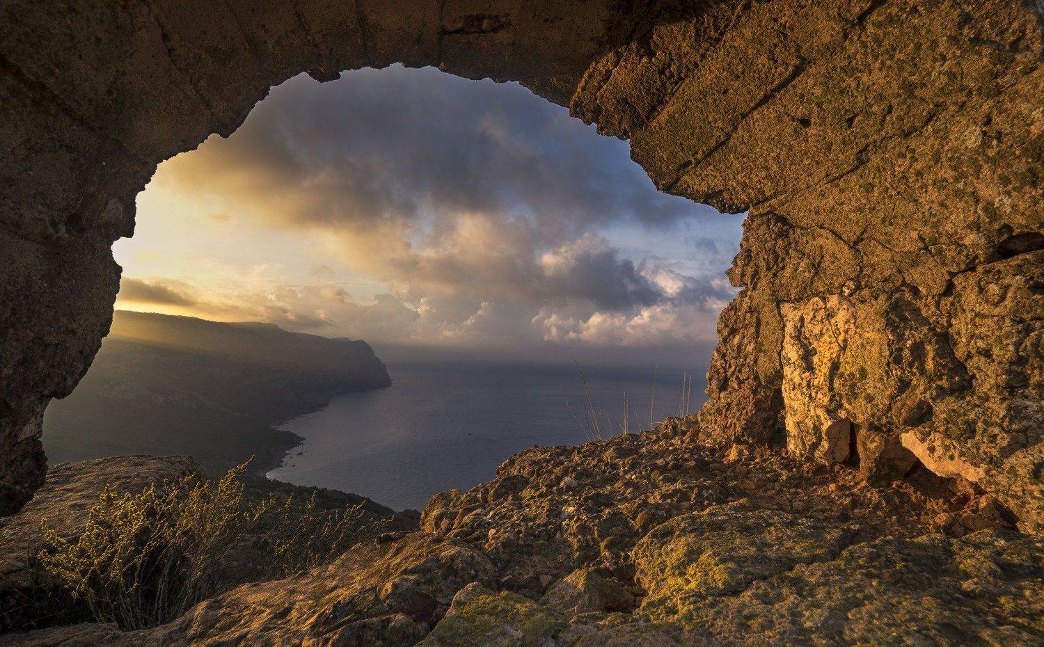 Окно в осеннее небо. Автор: Владимир Карпухин крым, crimea, черное море, балаклава, айя, рассвет, осень, Владимир Карпухин