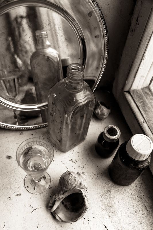 натюрморт, стекло, подоконник, окно, осень, монохром Смеркалось у осеннего окнаphoto preview