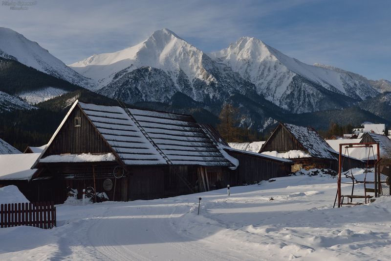 татры, белянские татры, высокие татры, зимние татры, зима, зимний пейзаж, горы, утро, вершины, европа, словакия, польша, деревянные дома, деревянная архитектура, традиционная архитектура, tatry Доминантные вершины Белянских Татр зимним утромphoto preview