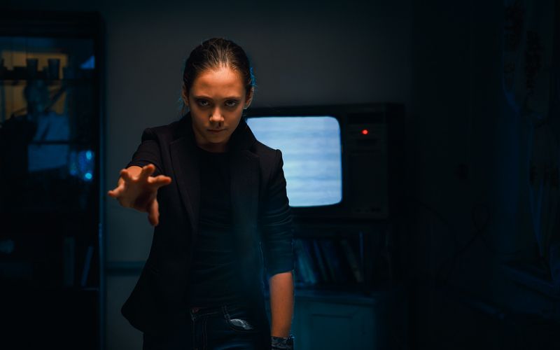 girl,room,tv,dark,stranger things,psychokinesis,eyes,nose,hand,beautiful Strange kind of girlphoto preview