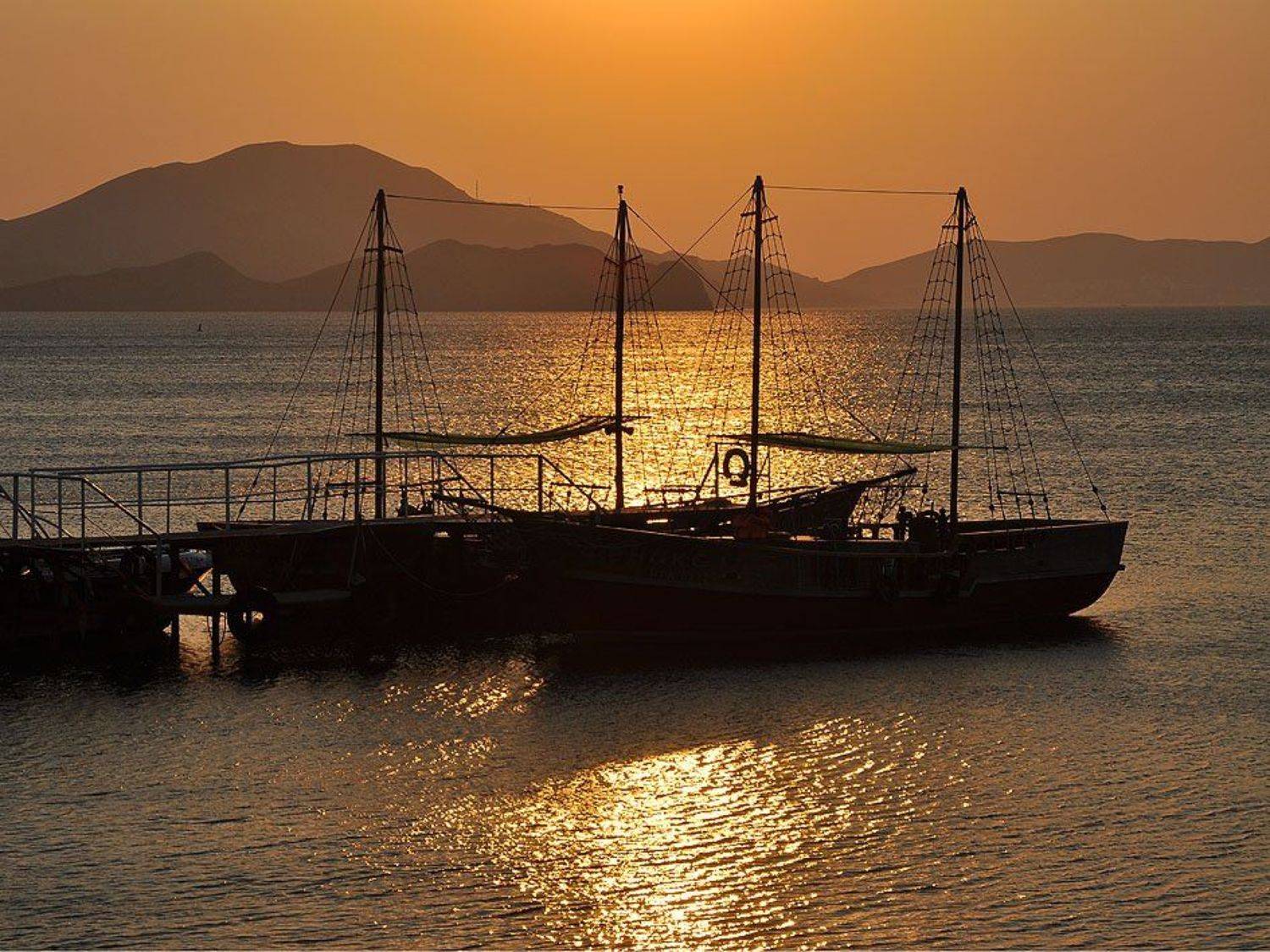 Два коробля. Автор: Кондратюк Андрей море,утро,корабли,, Кондратюк Андрей