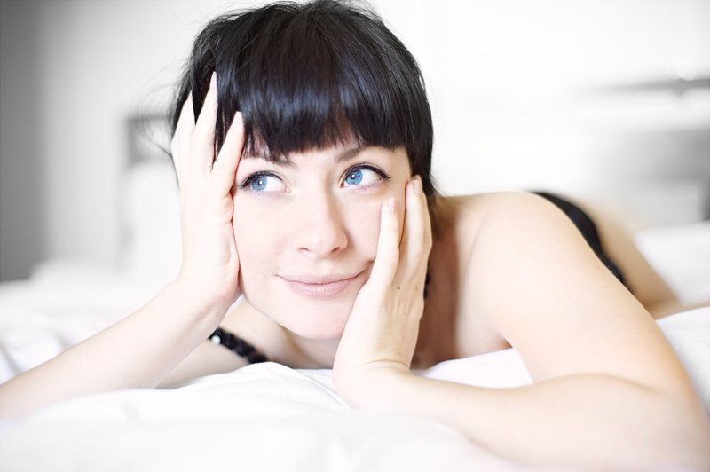 глаза, кровать, постель, простынь, дома, руки, портрет, ирландия Когда не хватает мундштука...photo preview