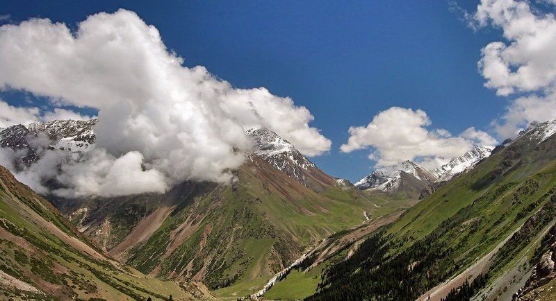 киргизия, тянь-шань, горы зацепилась тучка...photo preview