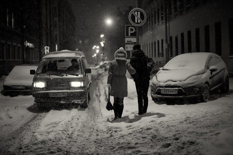 город, россия, санкт-петербург, улица, ночь, дом, здание, дорога, автомобиль, свет, снег, снегопад, метель, водитель, прохожий, девушка, ситуация, пропускает, dyadyavasya Когда остаётся одна дорогаphoto preview