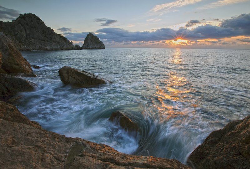 утро, крым, небо, облака, море, солце, свет, лучи, пейзаж, природа, берег, камни, скалы, волна, восход, Утро. фото превью