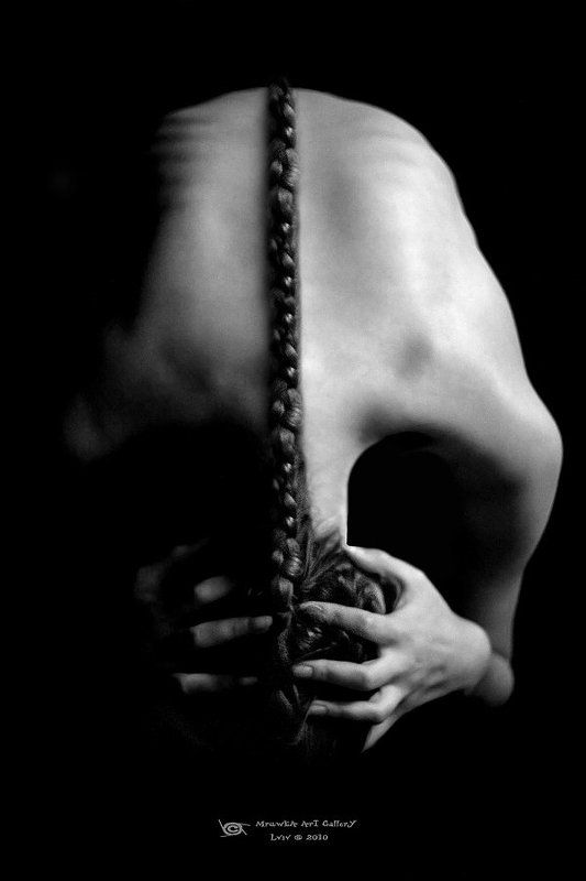 женщина, спина, косичка, рёбра *** фото превью