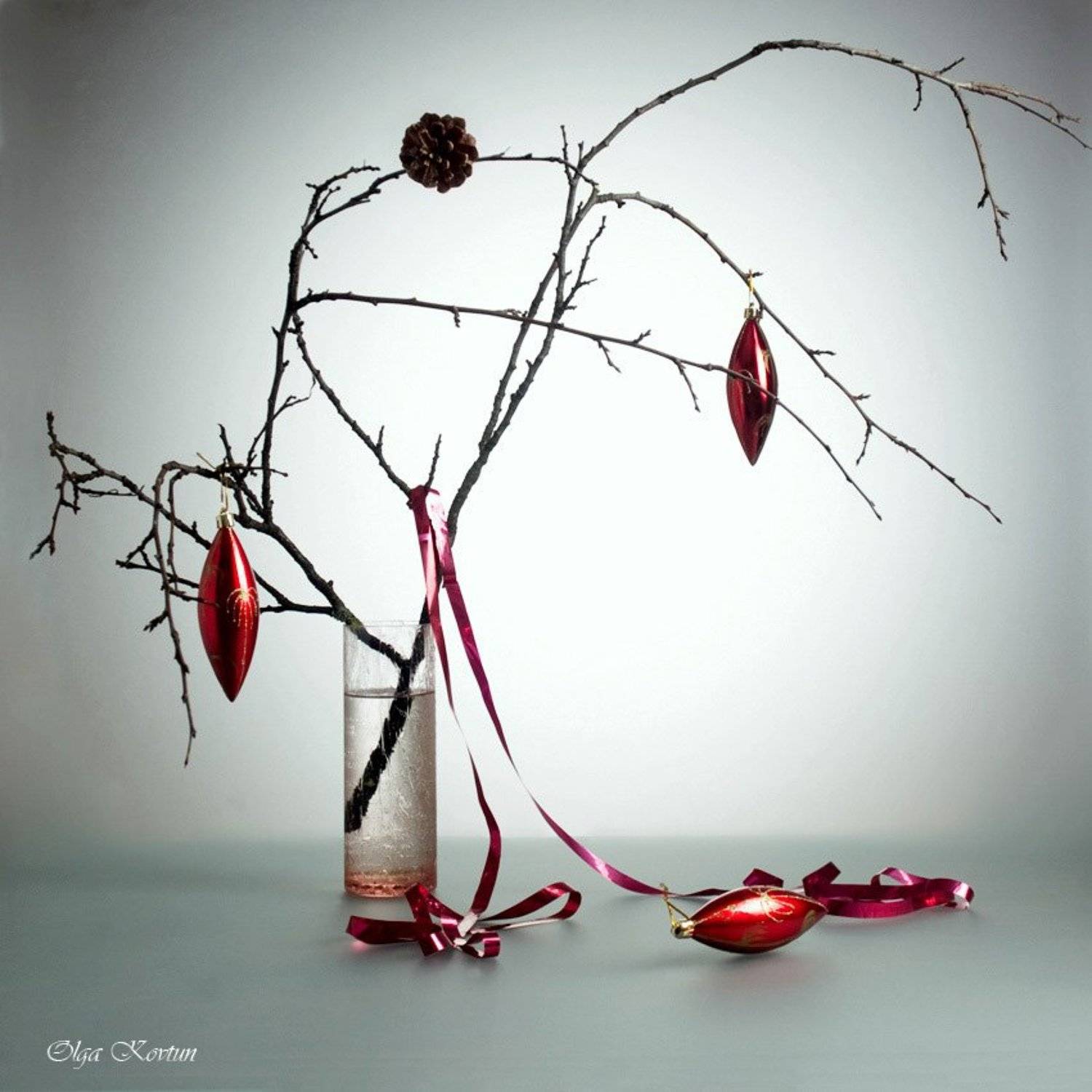 Melancholy. Автор: funtry background light, branch, composition, cone, funtry, grief, loneliness, mood, new year, still-life, streamer, toys, vase, ваза, ветка, грусть, игрушки, композиция, контровый свет, настроение, натюрморт, новый год, одиночество, серпантин, шишка, funtry