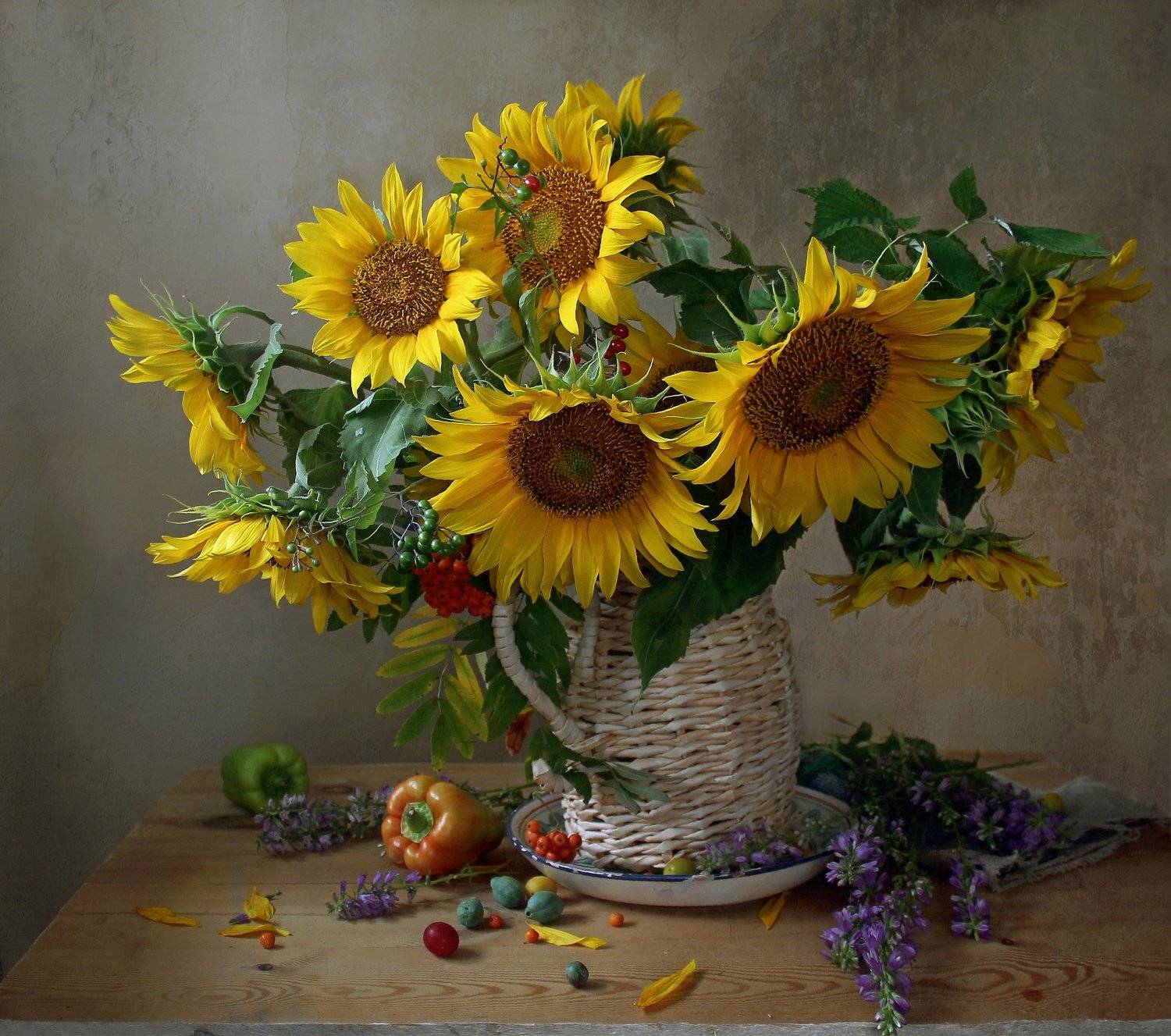 Оттблески лета. Автор: Марина Филатова натюрморт, цветы, марина филатова, подсолнухи,перчик, сливы, художественно фото, Марина Филатова