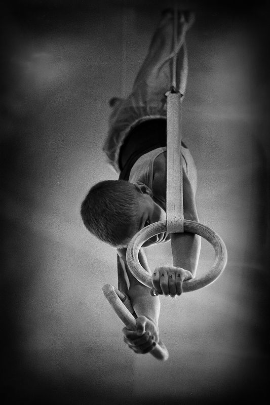 мальчик, гимнаст, тату, руки, напряжение, упражнение, спорт, кольца, гимнастика, выступление, соревнование Татьянин деньphoto preview