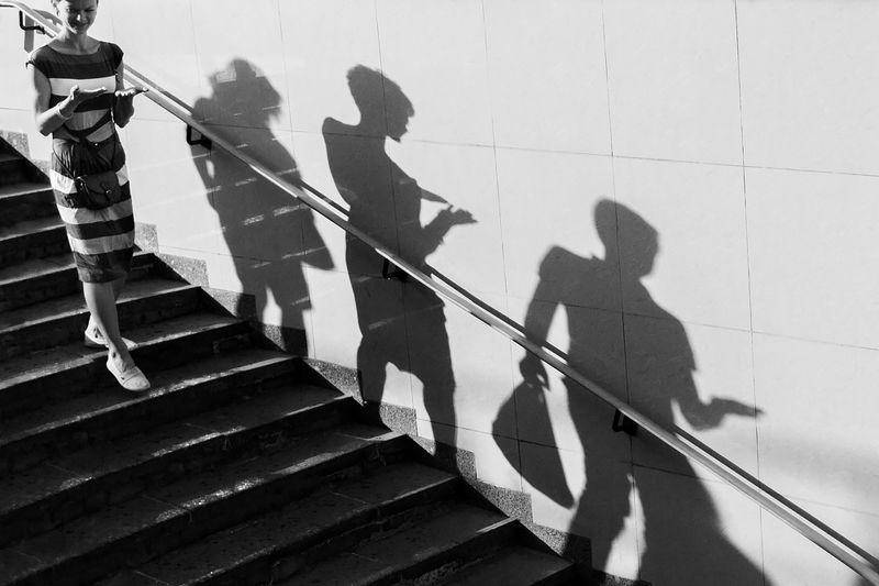 стрит, стрит фото, уличное, стрит-фотография, чб, черно-белое, черно-белое фото, тени, люди Троеphoto preview