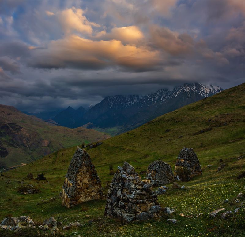 природа, пейзаж, кавказ, горы, весна, вечер, панорама, закат, солнце, небо, облака, свет Склепыphoto preview