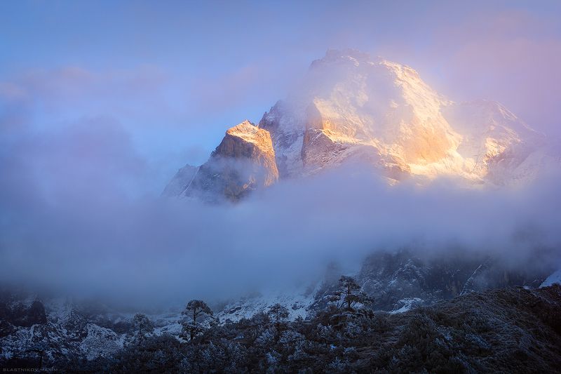 непал, горы, путешествия, облака, пик, свет, луч, высота, лес, ветер, свобода, гряда, плато, nepal, travel, trekking, explore, outdoor, sky, sun ,sunset, clouds, peak, mountains, sagarmatha, explore, outdoore, scenic, sun, snow, range Между мирамиphoto preview