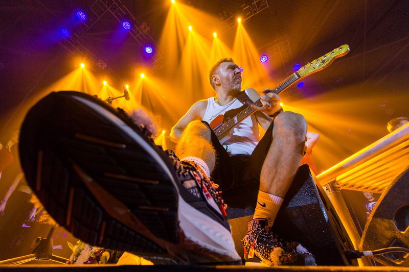 Шнуров, Шнур, Ленинград, концерт, свет Пятка в носphoto preview