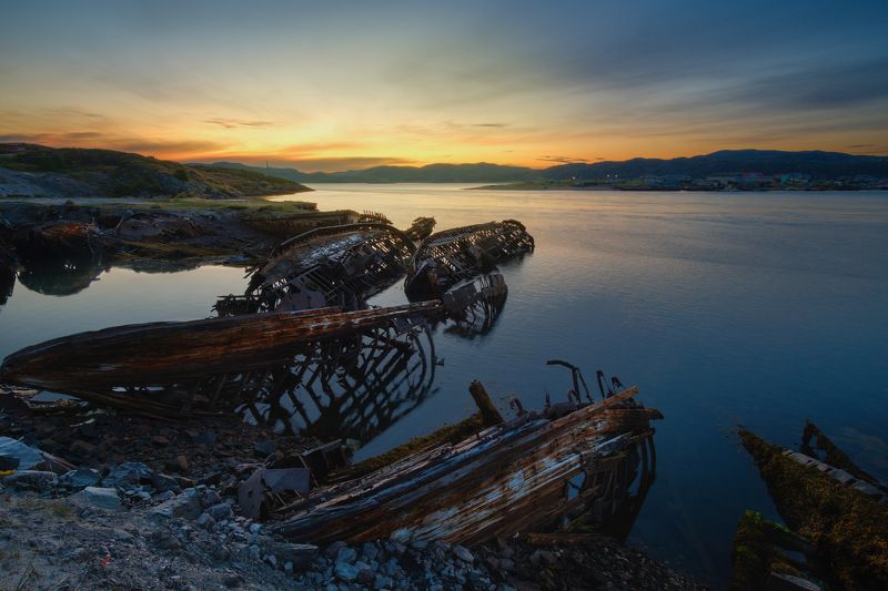 россия, кольский полуостров, север, териберка, природа, пейзаж, осень, море, закат, сумерки, вода, корабль, кладбише, пристань Последняя пристань фото превью