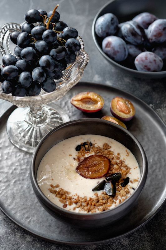 виноград, сливы, гранола, йогурт, натюрморт Синий натюрморт фото превью