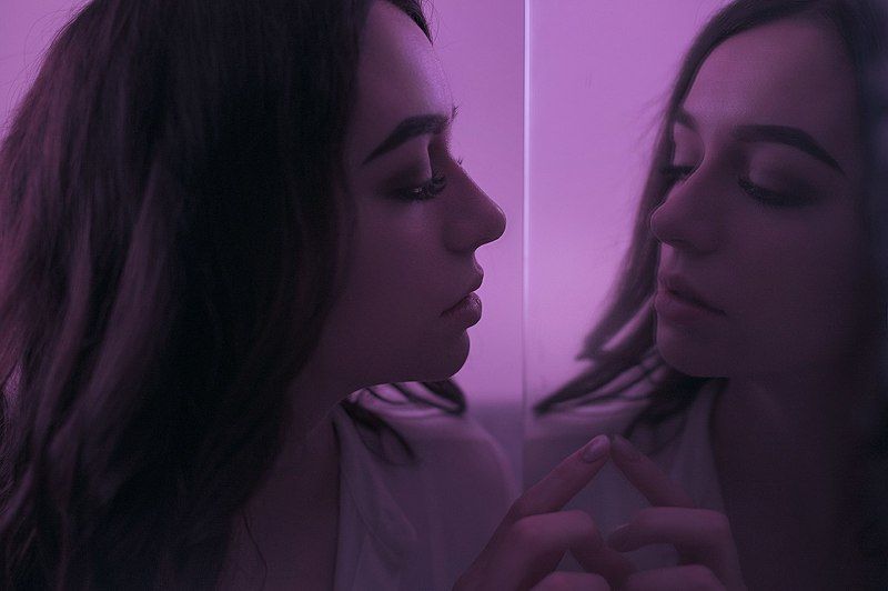 девушка, свет, розовый, освещение, зеркало, помещение, кровать, неон, красивая, шорты, эротика Neon фото превью