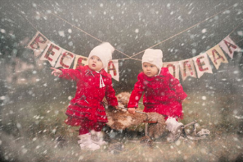 рождество дед мороз дети красное Ну что ж? Дед мороз принес нам подарки?photo preview