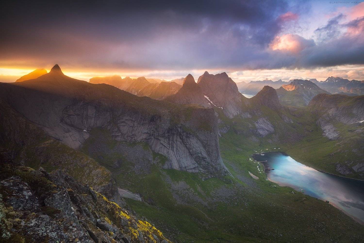 Земля драконов. Автор: Максим Сластников Норвегия, горы, скалы, холмы, луг, вода, залив, деревня, солнце, снег, закат, гряда, вершина, пик, обрыв, путешествия, ветер, облака, cloudy, sky, sunset, sunrise, explore, outdoor, travel, trekking, Norway, lake, peak, mountains, range, lines, light, clo, Максим Сластников