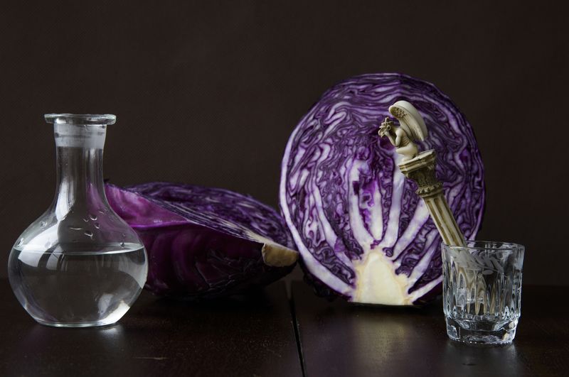 красная капуста, горгулья, химера, графин, графин с водкой, осень, натюрморт с красной капустой Думыphoto preview