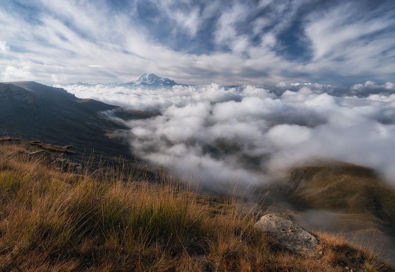 Кавказ под покрывалом тумана. фото превью