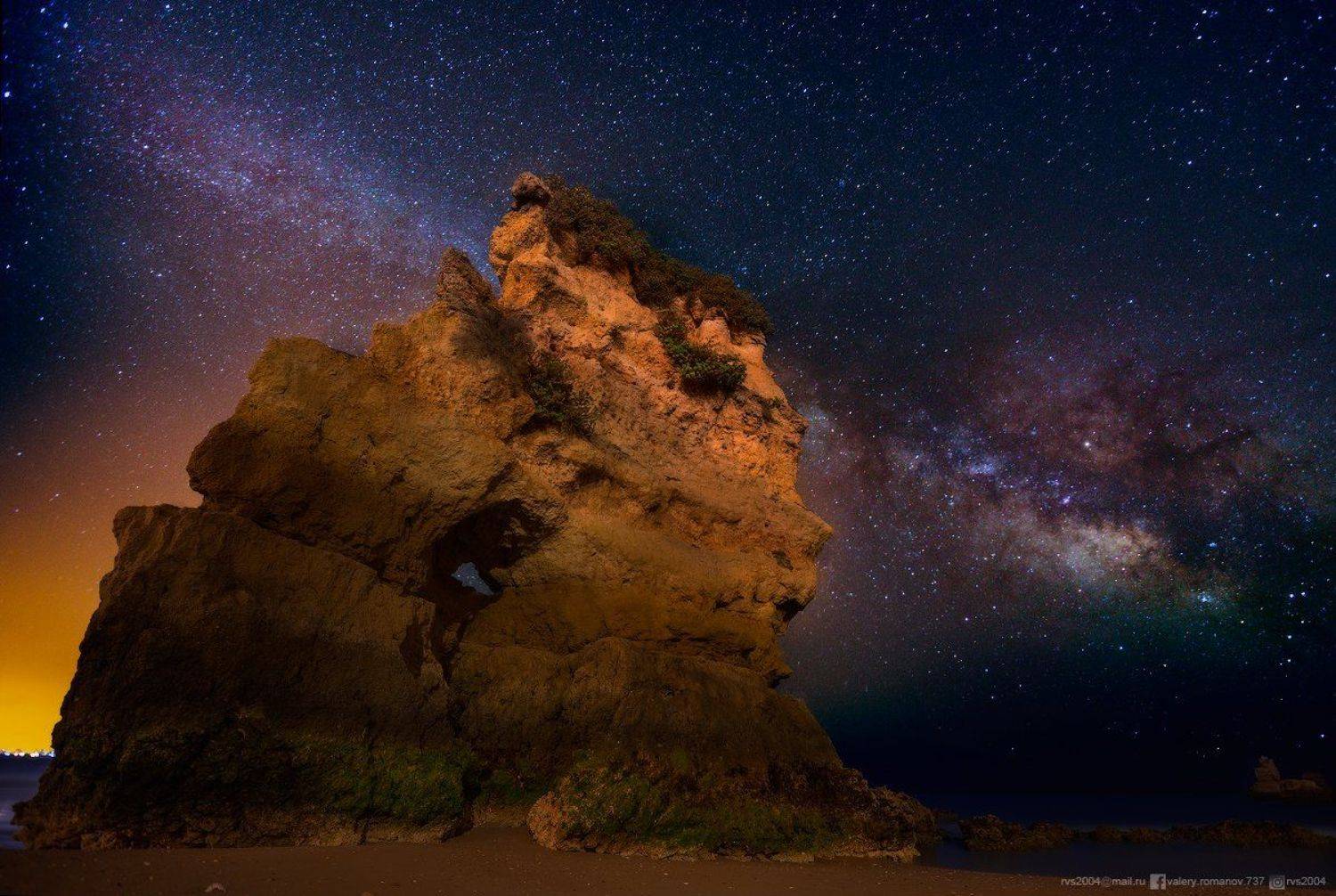 млечный путь, звезды, берег, скала, ночь, море, океан, песок, пляж, зарево, город, португалия, небо, синий, рыжий, Валерий Романов