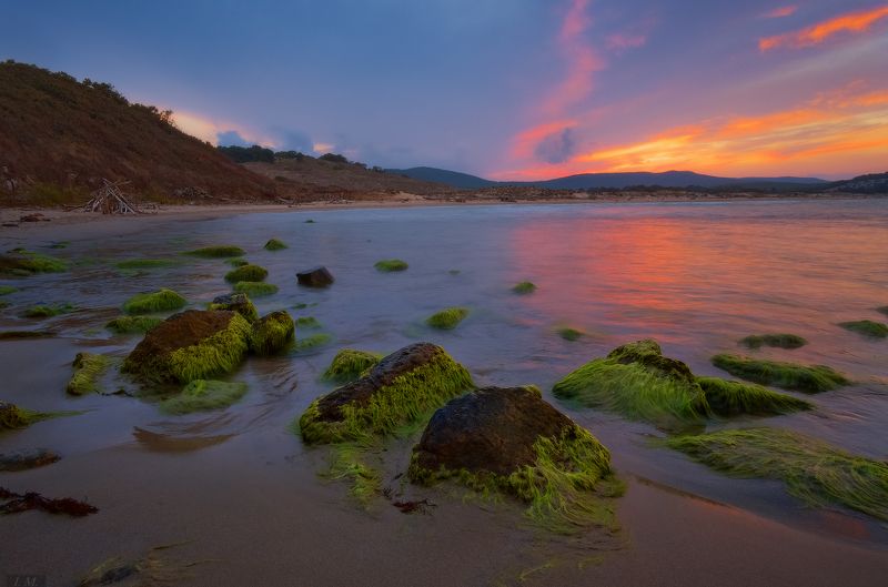Болгария, закат, море, камни, Bulgaria, sunset, colors, Black sea, Черное море, бухта, пляж, путешествие Смотрящие в огненный закатphoto preview