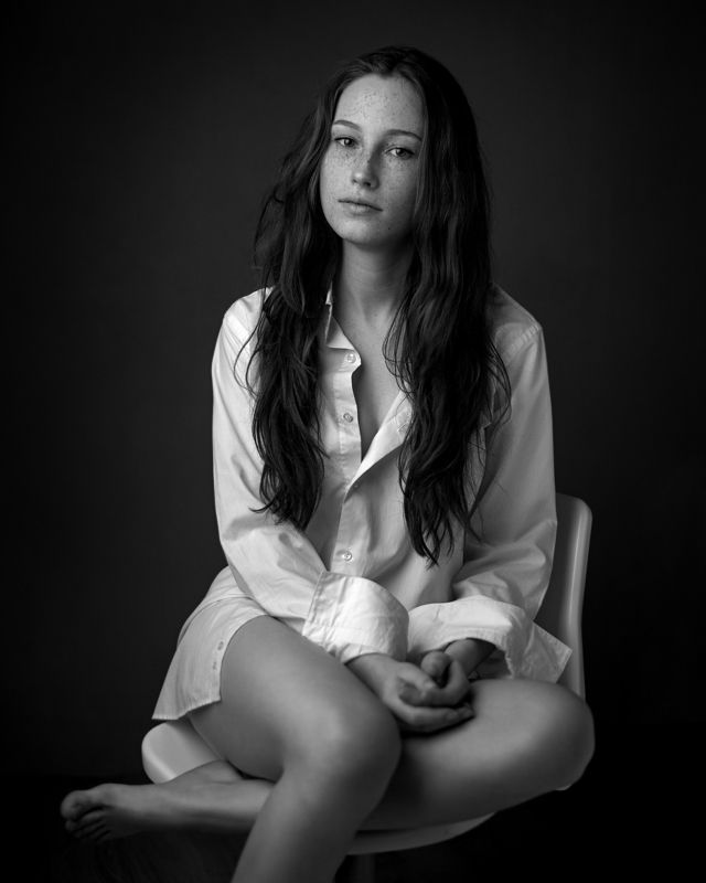 низкий ключ, веснушки, черно-белое, чб, портет, молодая модель, белая рубашка, свет Александраphoto preview