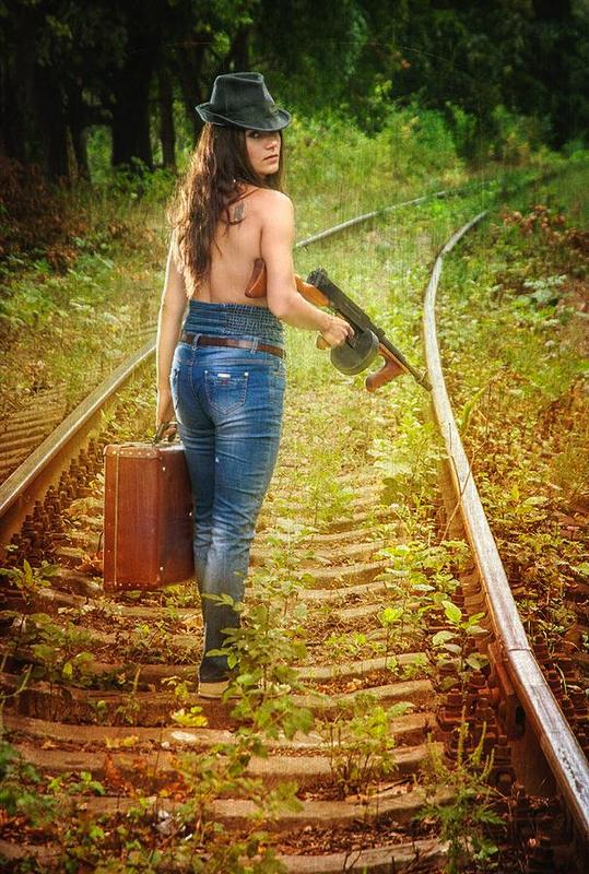 девушка,железная дорога,путешествие,природа,пейзаж The girl on the railwayphoto preview