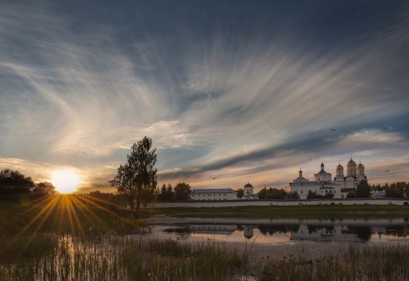 лето, закат, небо, солнце, монастырь, озеро, вода, облака Уходящий день фото превью
