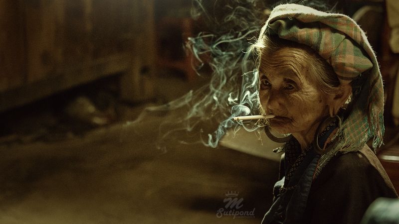 portrait,smoking,smoke,senior,woman,asian,vietnam, Relaxphoto preview