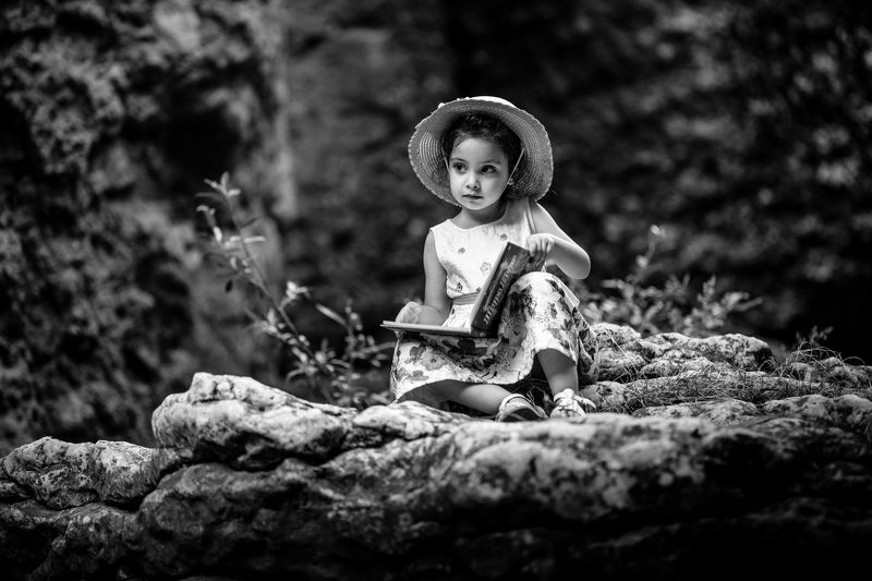 дети, девушка Прогулка с книгойphoto preview