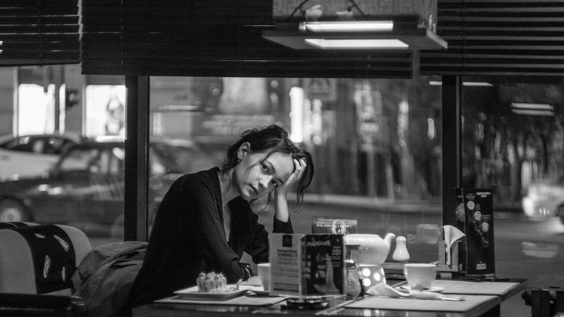 девушка , взгляд , модель , портрет , жанр , глаза , фотография , фотосессия , прикосновение , ч/б b&w , photo , photography , black , art , nude , грусть , любовь Ожиданиеphoto preview