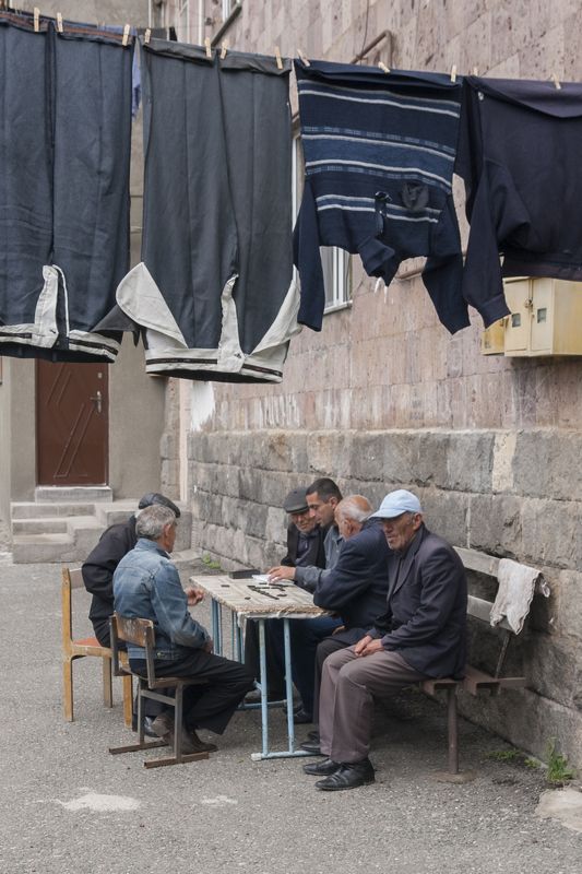 двор, люди, улица, город, игра, досуг, армения, горис Занавесphoto preview