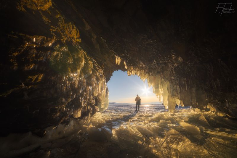 байкал, закат, солнце, человек, грот, снег, лед, сосульки, ольхон, харанцы Солнечный грот на острове Харанцыphoto preview