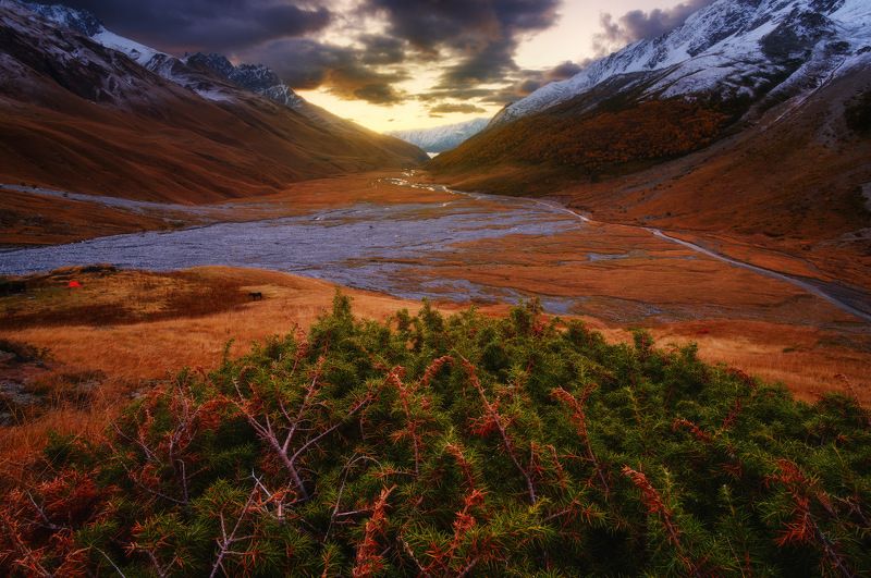 россия, кавказ, северная осетия, горы, ущелье, дигория, рассвет, сумерки, природа, хребет, скалы, небо, река, ледник, болото Сказочная Дигорияphoto preview