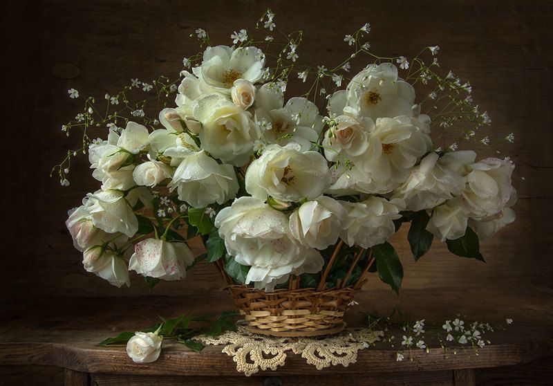 красивый натюрморт с розами,букет,садовые цветы,искусство.творчество,художественное фото. Розы в корзине.photo preview