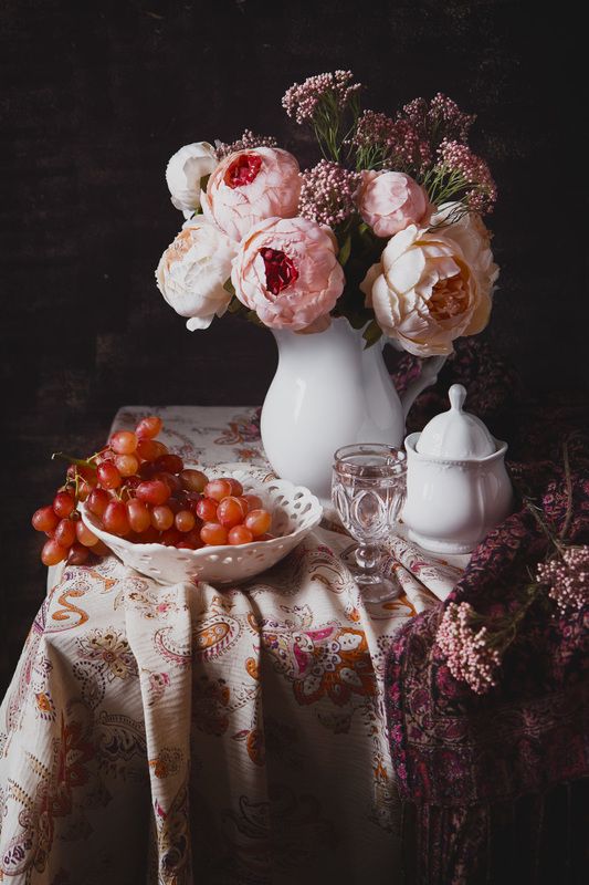 пион, натюрморт, still life, виноград, бокал, ткань с пестрой тканью и букетом розовых пионовphoto preview