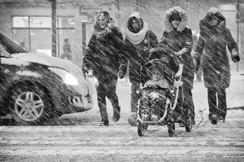 метель, снегопад, зима, дорога, коляска, двойняшки, дети, вечер, женщины Снегопадphoto preview