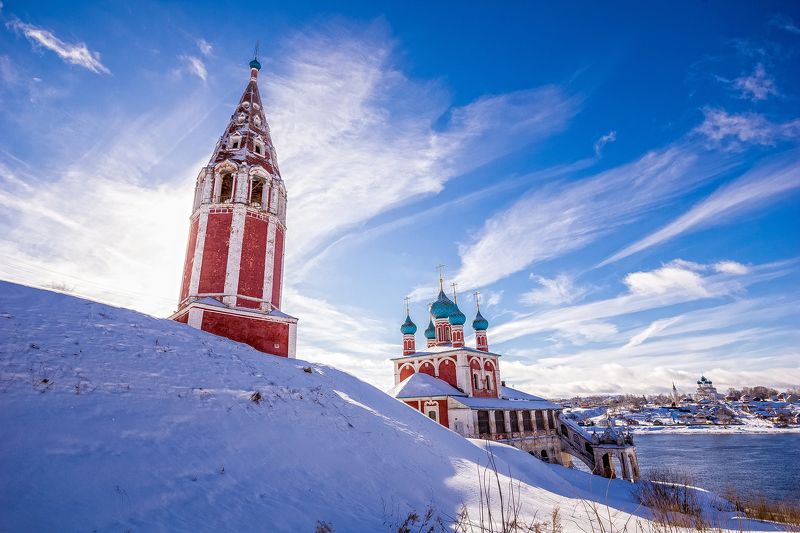 тутаев, берег, волга, река, снег, зима, небо, солнце, красный, церковь, храм На высоком берегу на крутомphoto preview