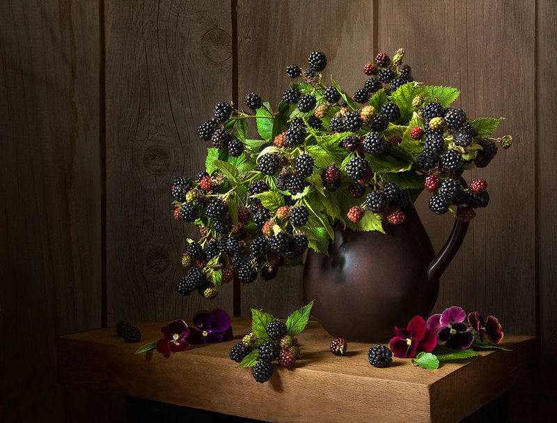 красивый натюрморт с ежевикой,ягоды,виолы,художественное фото,искусство,творчество. Ежевичный букетик.photo preview