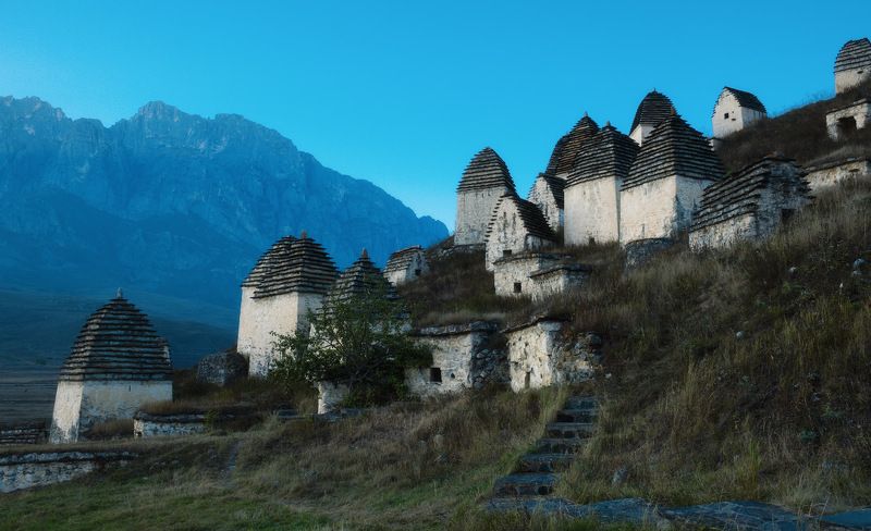 россия, северная осетия, даргавс, кавказ, горы, ущелье, некрополь, кладбище, пейзаж, природа, закат, сумерки Город мертвыхphoto preview