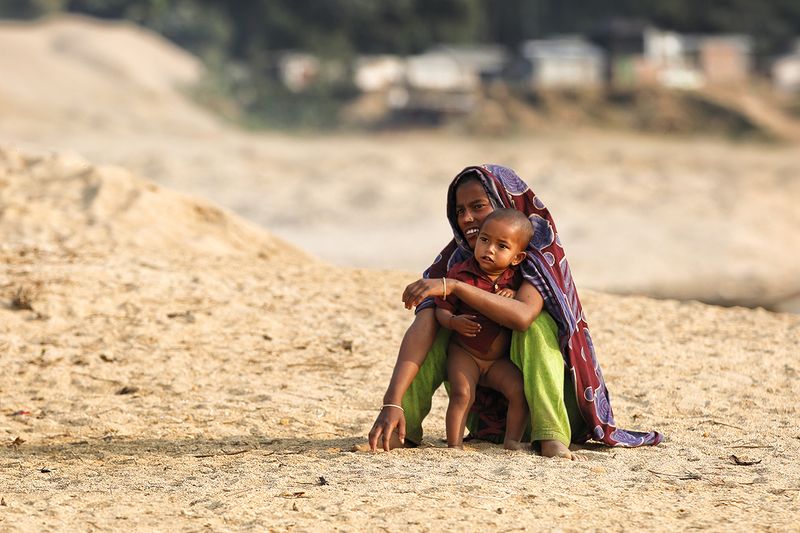 девочка, мать, объятия, двое, бангладеш, песок, малышка, материнство С мамойphoto preview