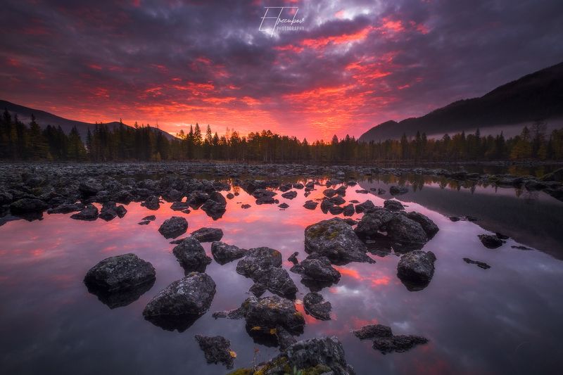 рассвет, бурятия, лавовые озера, камни, лес, осень, озеро Красная угрозаphoto preview