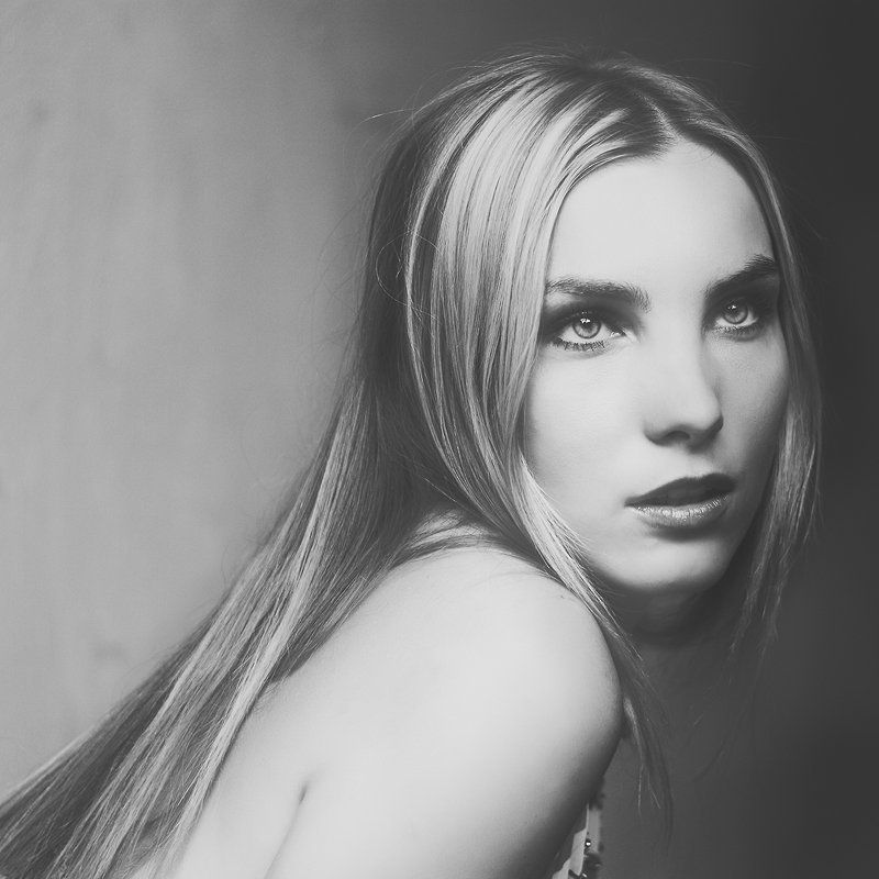 город, девушка, квадрат, взгляд, губы, линии in city фото превью