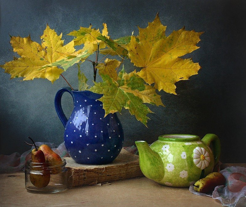 Чайник (без крышки)  и осенние листья...photo preview