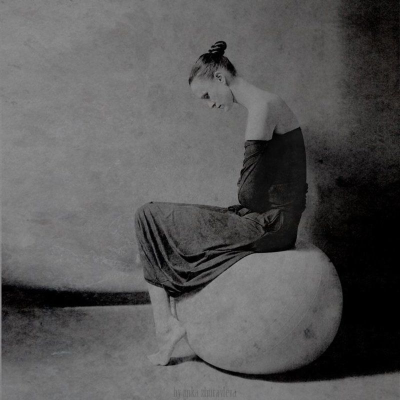 сидящая на шареphoto preview