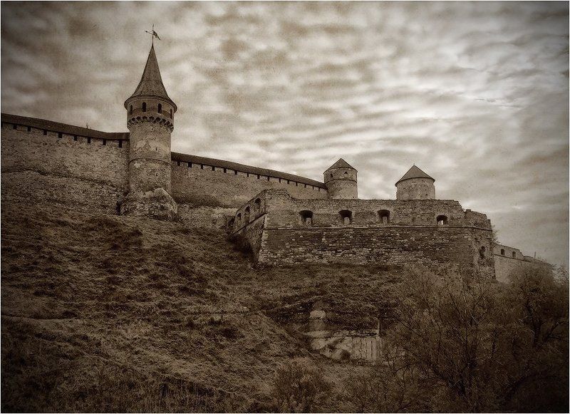 У древних стенphoto preview