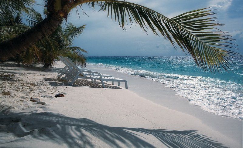 мальдивы, океан, мост, бунгало, пальмы, остров, шезлонг, рай, облака, лазурная вода плацкарт для двоих....photo preview