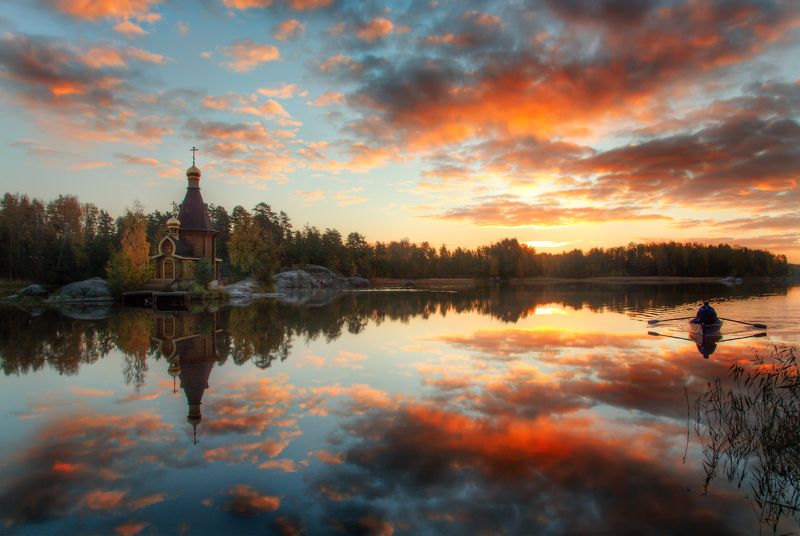 одинокая лодка моя, рассекая волну плыветphoto preview