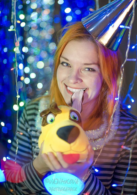 желтая собака наступаетphoto preview